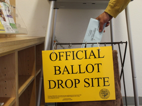 Oregon elections chief urges early voting as test of USPS service shows slow mail service