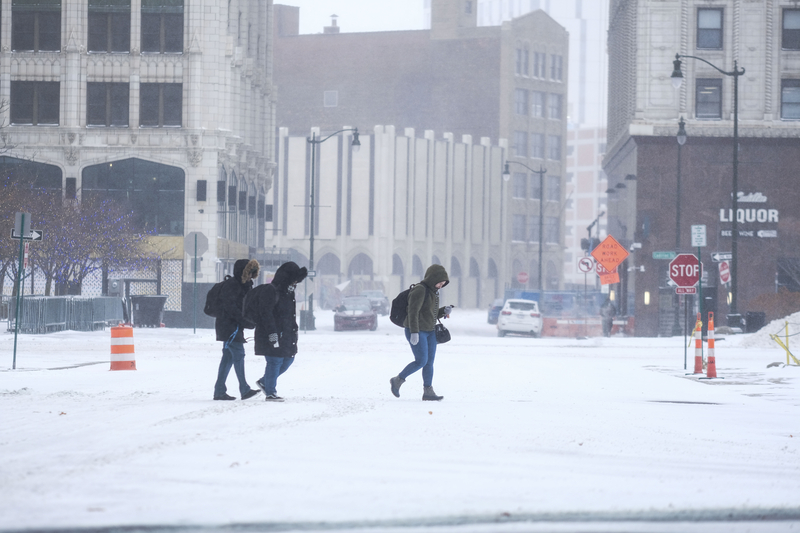 Detroit pedestrians endure frigid temperatures
