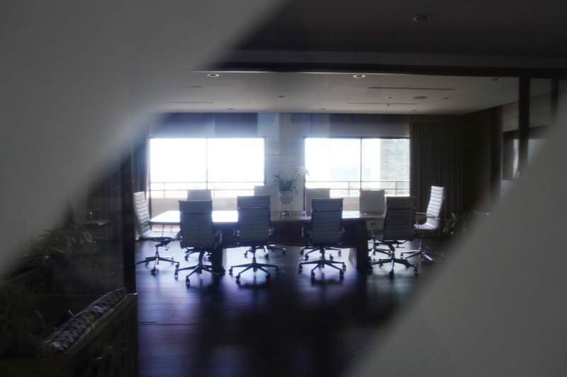 The DAWSON offices in downtown Honolulu shut down for a day after federal agents executed a search warrant earlier this month as part of an investigation involving alleged financial crimes. (Kevin Fujii/Civil Beat/2023)