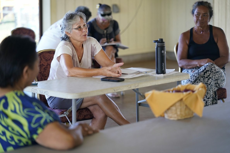 Diane Kaneali’i, center, and other residents discuss concerns about water issues on Hawaiian homelands at the Kailapa Community Association Pavilion in Waimea. (Kevin Fujii/Civil Beat/2023)