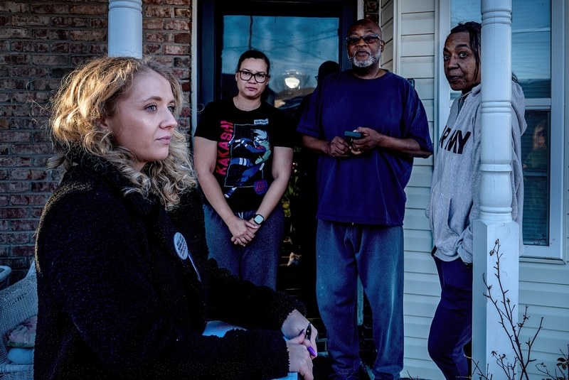 House District 75 Democratic candidate Allie Phillips collects signatures for her ballot petition from neighbors Paula Lyles, right, Danielle Davis, center, and Theron Lyles. (Photo by John Partipilo/Tennessee Lookout)