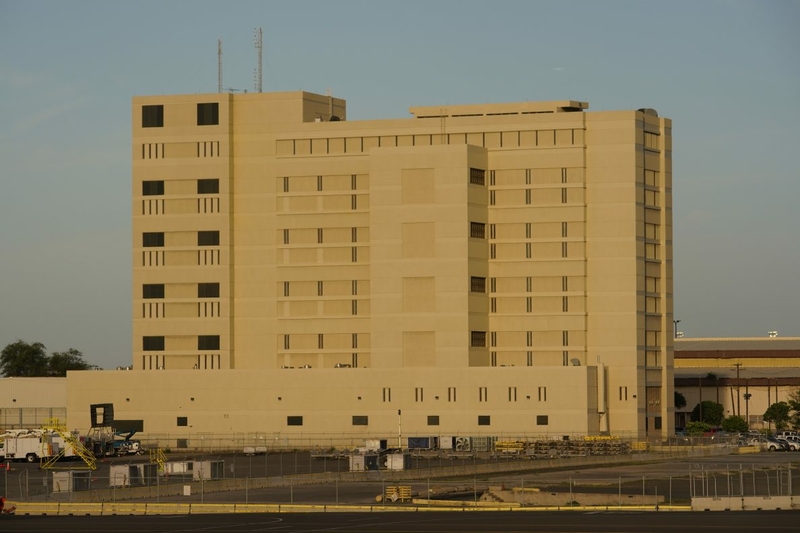 The Federal Detention Center on Elliott Street in Honolulu. Dozens of federal Hawaii prisoners are eligible for early release thanks to revised sentencing guidelines that can be applied retroactively. (Cory Lum/Civil Beat/2022)