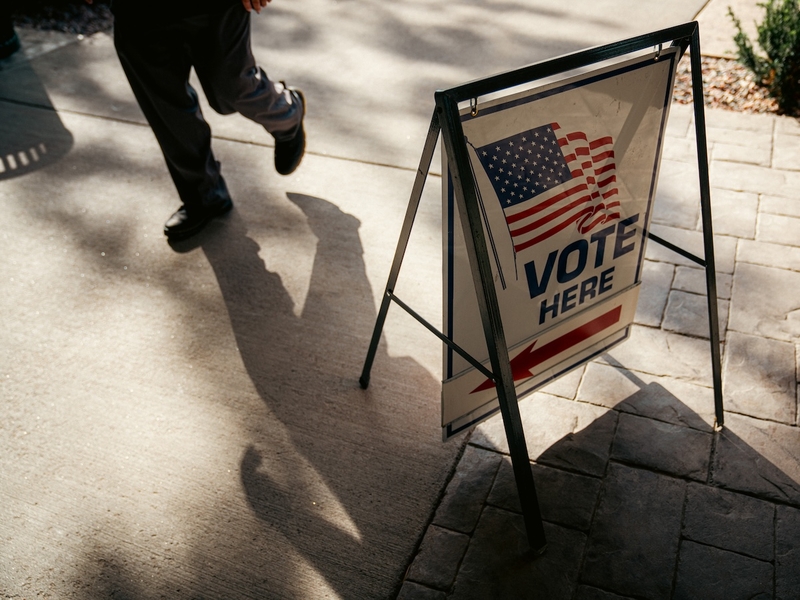 Sign directs voters to a Cheyenne polling place. (Mike Vanata/WyoFile)
