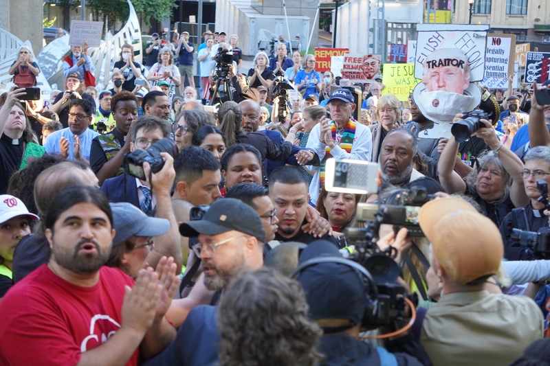 Television cameras and photographers follow Kilmar Abrego Garcia as his family, friends and other supporters walk him up the steps to the George H. Fallon Federal Building, where the ICE detention facility is located in Baltimore, on Aug. 25, 2025.  (Photo by William J. Ford/Maryland Matters)&nbsp;
