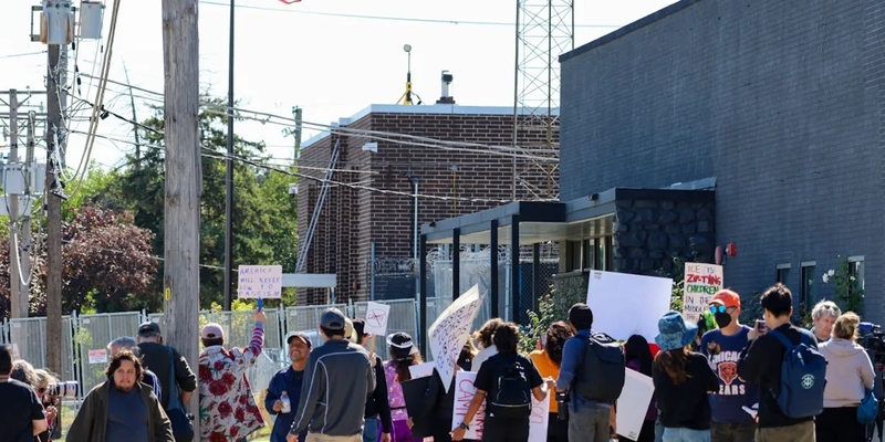 A group of protestors shout slogans and obscenities at immigration officials and National Guard troops in Chicago. (Capitol News Illinois photo by Andrew Adams)