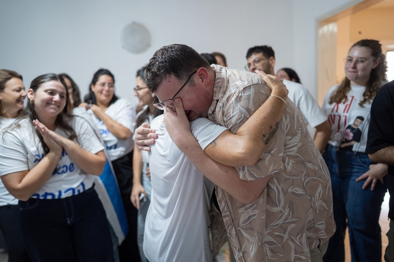 RA'ANANA, ISRAEL - OCTOBER 13: Relatives and friends of hostage Guy Gilboa-Dalal embrace as they learn the news of his release on October 13, 2025 in Ra'anana, Israel. The ceasefire deal between Israel and Hamas has brought an end to the two years of war that followed the attacks of Oct. 7, 2023. A condition of the deal was the immediate return of 48 hostages held in Gaza, around 20 of whom were believed to be alive. (Photo by Dima Vazinovich/Getty Images)