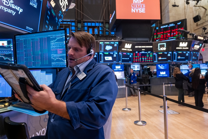 Traders work as the market opens on the floor of the New York Stock Exchange on Nov. 18, 2025 in New York City. (Photo by Spencer Platt/Getty Images)