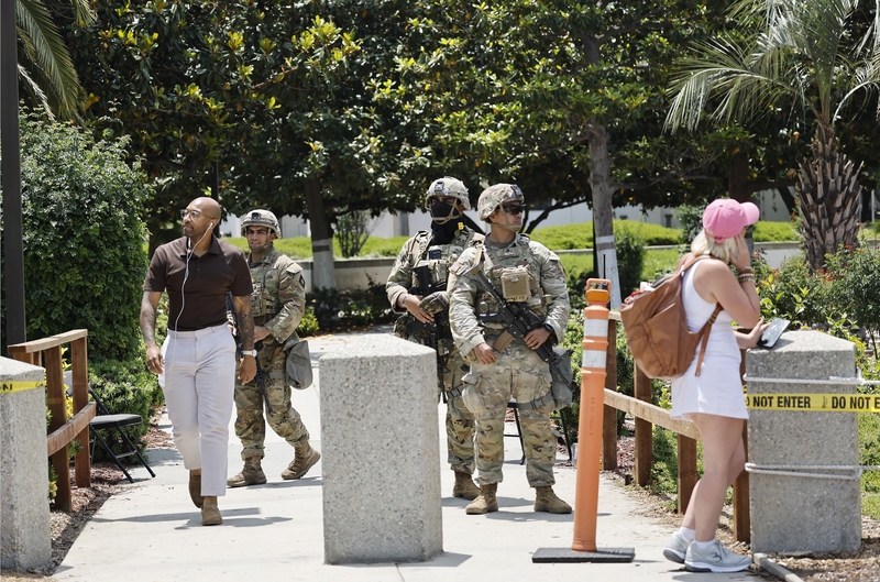 California National Guard members stand guard at an entrance to the Wilshire Federal Building on June 13, 2025, in Los Angeles, California. (Photo by Mario Tama/Getty Images)