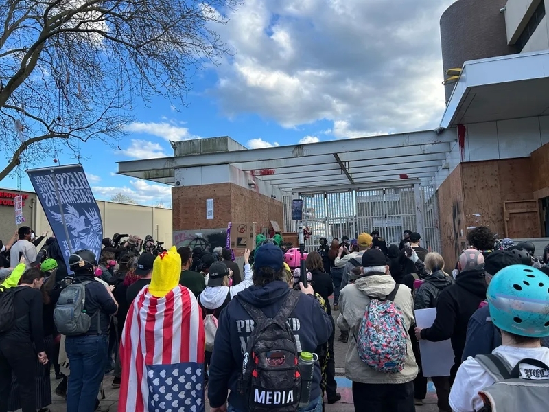 100 people outside ICE facility in Oregon