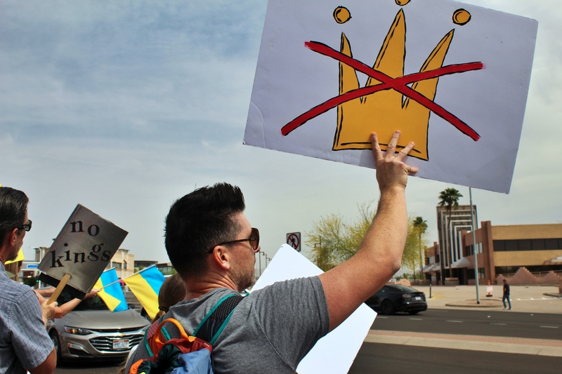 Several thousand protesters gathered at a No Kings rally at a busy intersection in Scottsdale, Ariz., on the morning of March 28, 2026, to denounce President Donald Trump and his political movement. (Photos by Rebecca Gloria Gomez/Arizona Mirror)