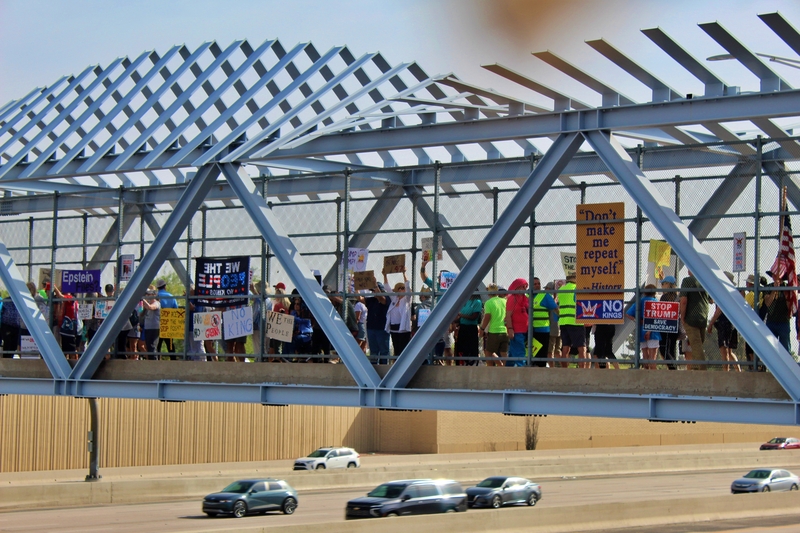 Several thousand protesters gathered at a No Kings rally at a park in Tempe, Ariz., and on a pedestrian overpass at a nearby freeway, on the morning of March 28, 2026, to denounce President Donald Trump and his political movement. (Photos by Rebecca Gloria Gomez/Arizona Mirror)