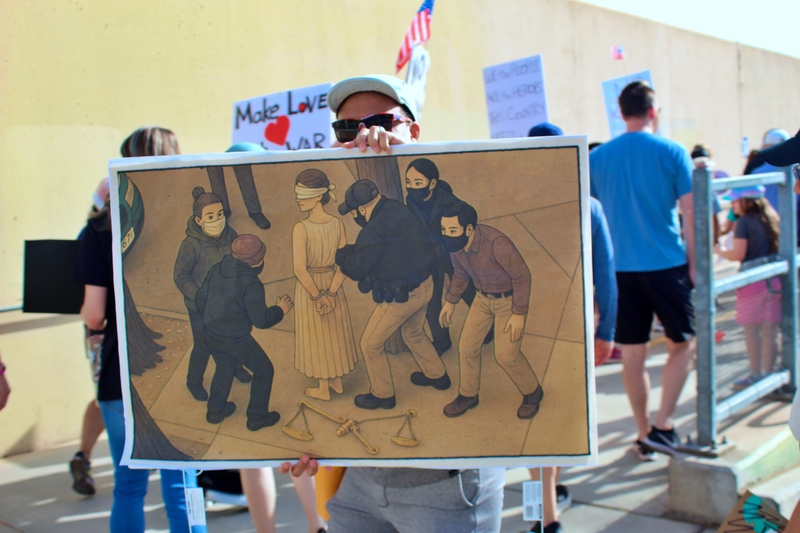 Several thousand protesters gathered at a No Kings rally at a park in Tempe, Ariz., and on a pedestrian overpass at a nearby freeway, on the morning of March 28, 2026, to denounce President Donald Trump and his political movement. (Photos by Rebecca Gloria Gomez/Arizona Mirror)