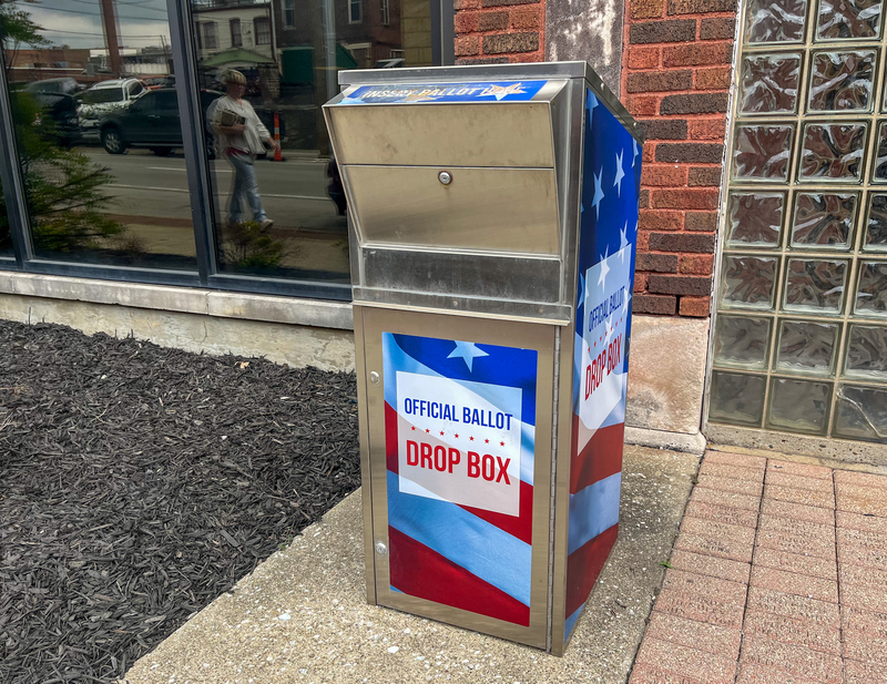 Ahead of the May 2024 primary, a drop box for mail-in ballots sits outside the Shelby County Courthouse Annex in Shelbyville. (Kentucky Lantern photo by McKenna Horsley)