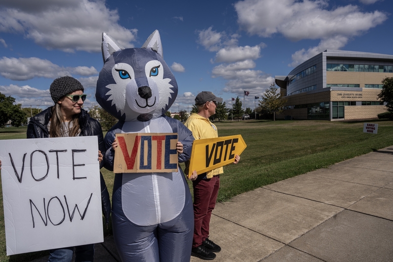 Mia Warren, in an inflatable wolf suit