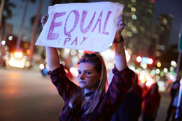 Commentary: I’m an executive recruiter. Pay transparency will draw women workers back to Md.