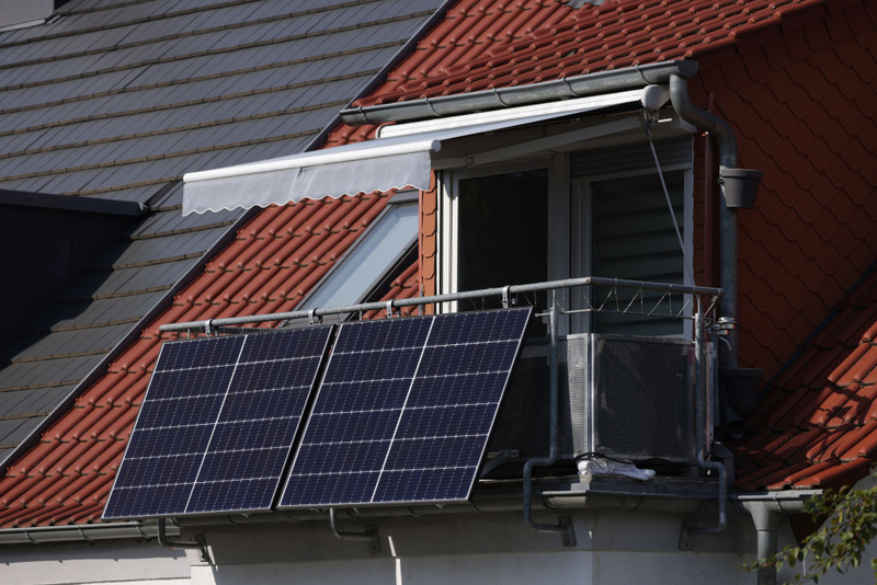 States OK solar panels for balconies. Safety guidelines haven’t caught up.
