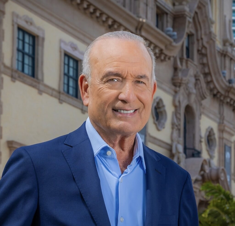 Ex-reporter Eliott Rodriguez announces challenge to Rep. Maria Elvira Salazar