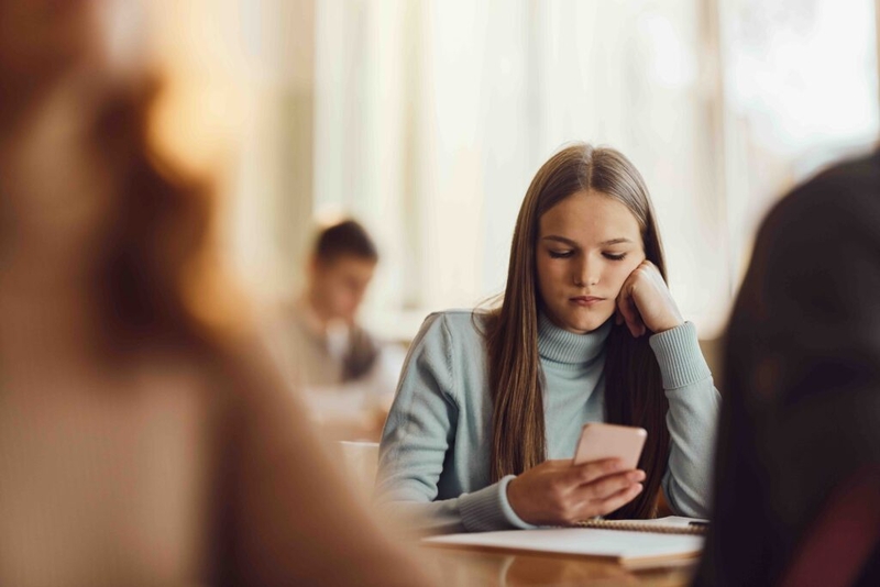 WA governor lays groundwork for cellphone ban in public schools