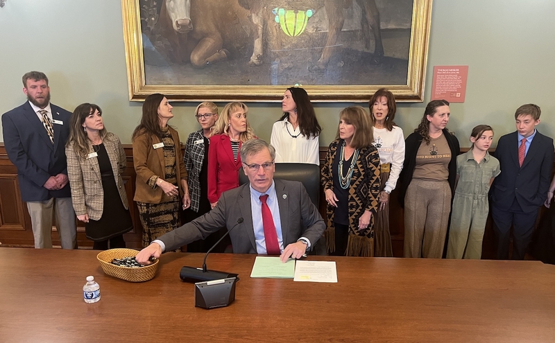 Governor signs literacy bill that advocates declare ‘a win for Wyoming children’