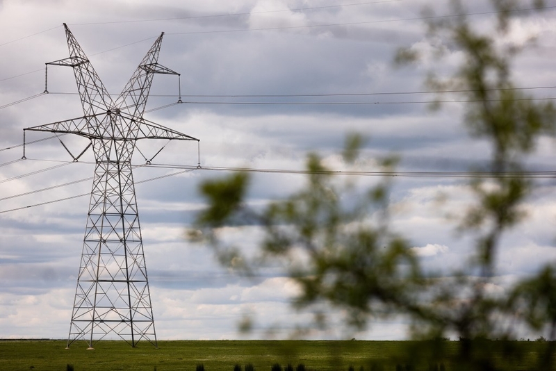 Texas lawmakers want to halt plan to build high-voltage transmission lines across the state