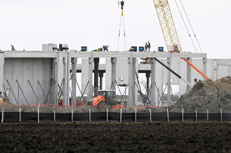 Historic dichotomy underlies data center debate