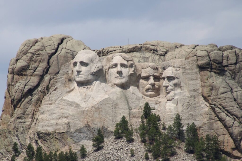 South Dakota agrees to $700,000 contract for Rushmore fireworks, including backup light show