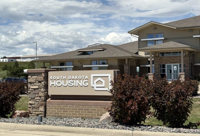 South Dakota board advances rules allowing $30 million in airport loans from housing fund