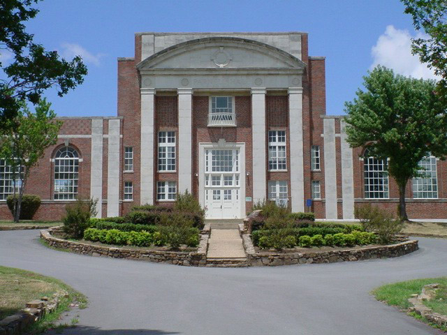 Arkansas governor commits to improving facilities for deaf, blind students
