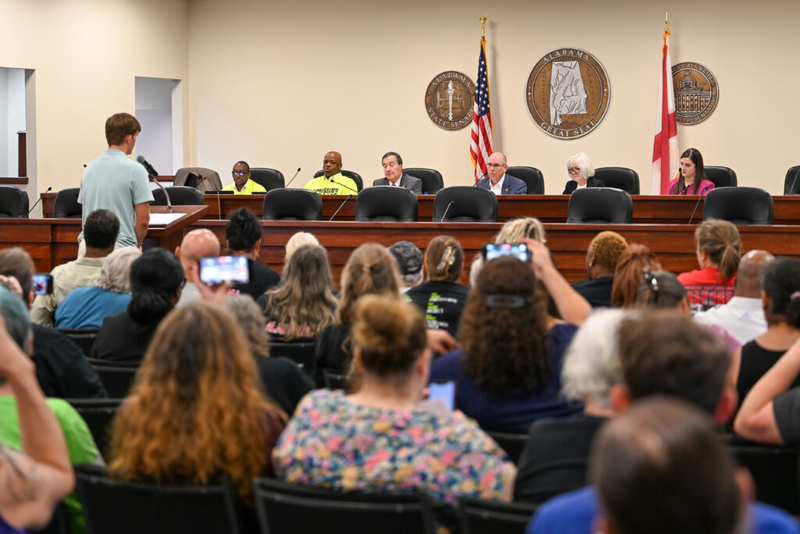 Formerly incarcerated people, family members describe Alabama prison violence