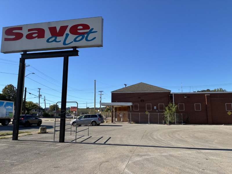 Food bank to open volunteer center in former Charleston grocery store