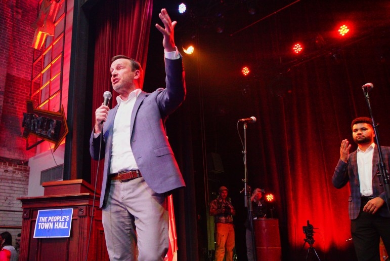 Murphy hits US campaign trail, seeks to boost CT ‘No Kings’ rallies
