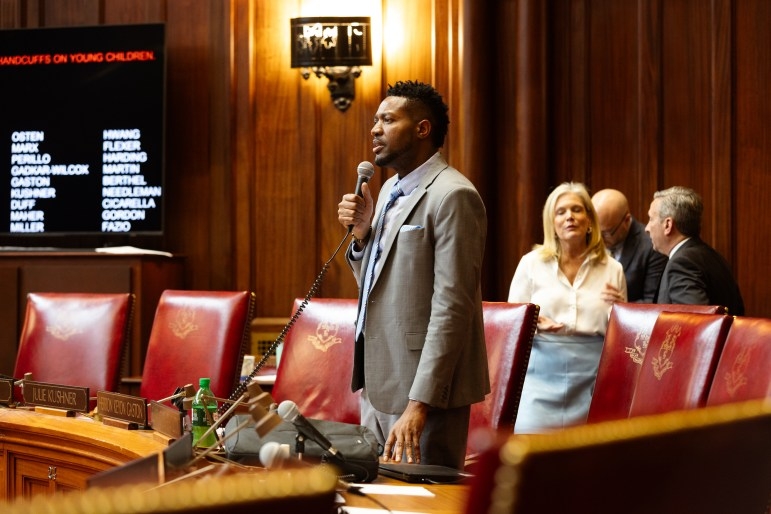 Senate votes unanimously to ban handcuffing minors under age 14