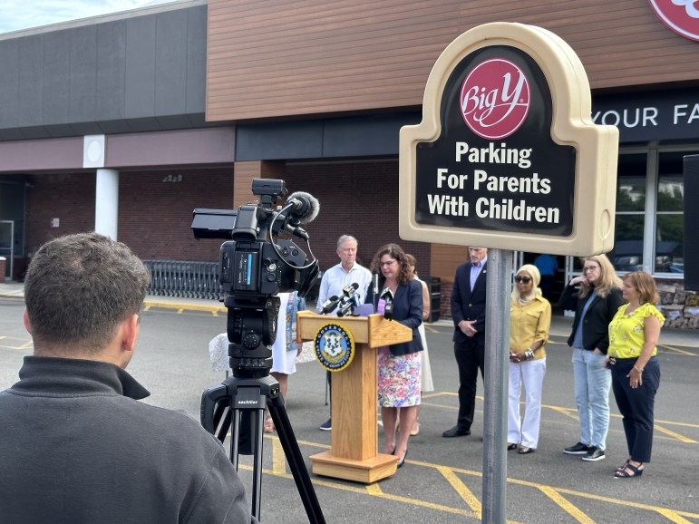 Lamont gives early peek at minimum wage boost for 2027