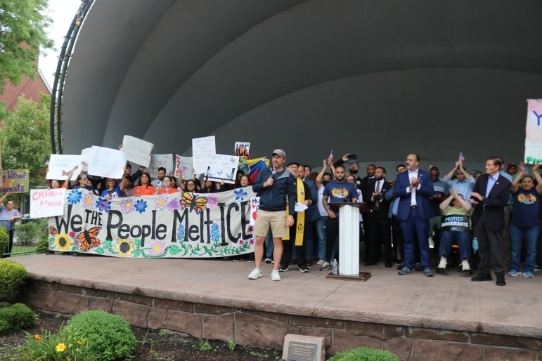 Murphy seeks to bar ICE enforcement at playgrounds, bus stops