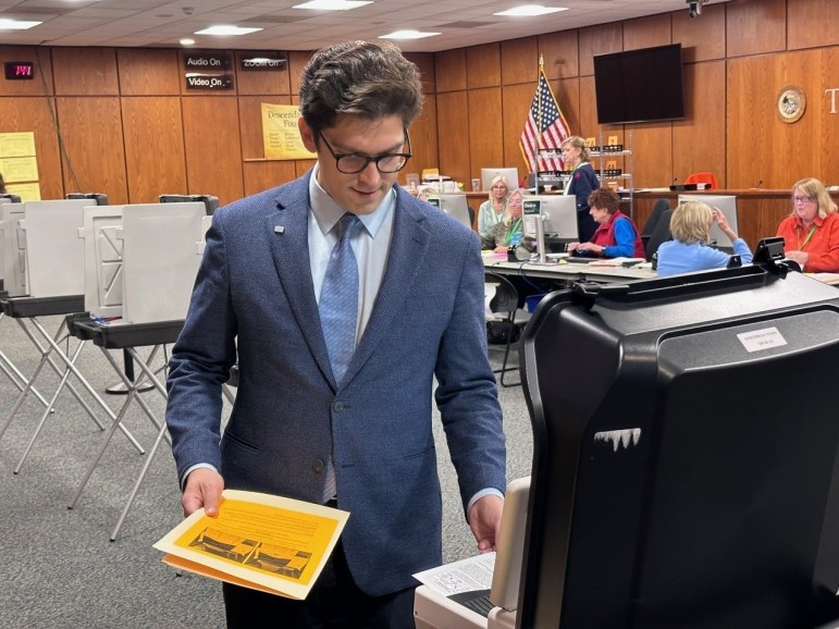 Democrats outnumber Republicans in first day of early voting in CT ...