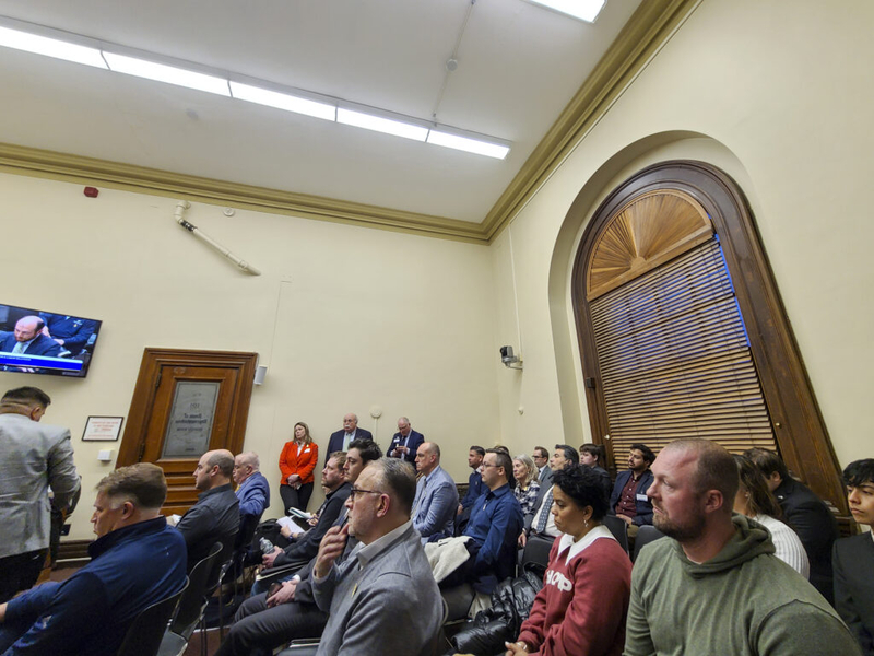 Minimum wage hike bills draw maximum crowds to R.I. State House