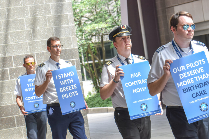 Breeze pilots picket at T.F. Green amid stalled union contract talks