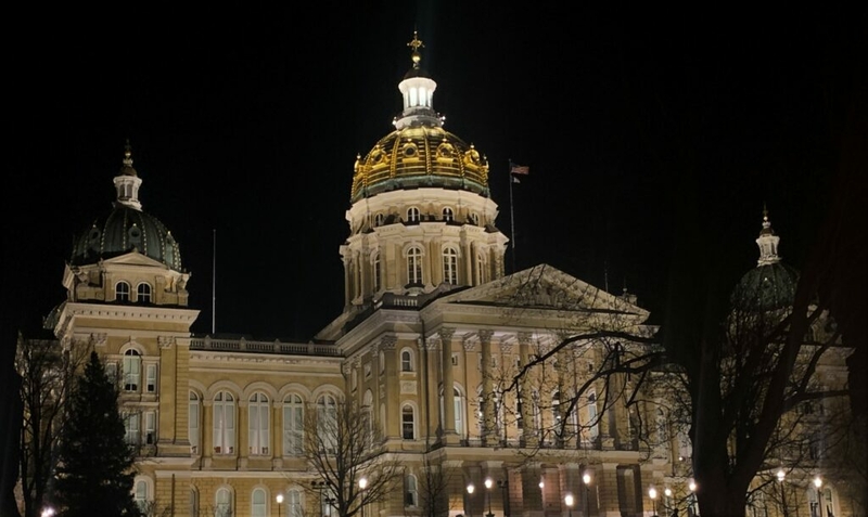 Iowa lawmakers pass income tax cut, budget bills in push to end session