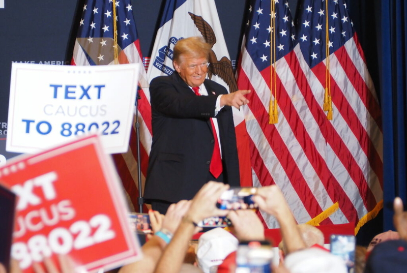 Donald Trump celebrates Iowa Poll lead as he rallies for caucus support