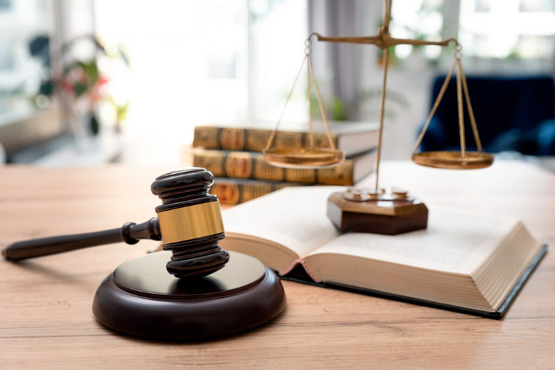 Class-action lawsuit seeks to collect wages for airport restaurant workers