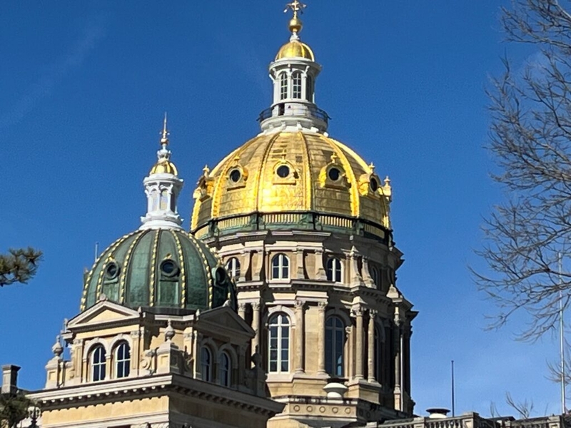 Auditor: Employee salaries rose for governor’s and secretary of state’s offices