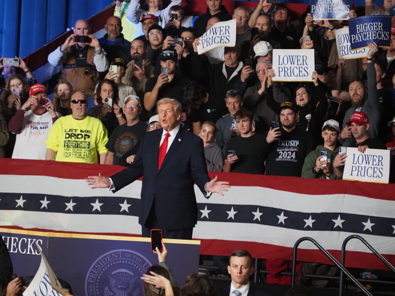 Trump starts midterms campaign tour in Iowa, focusing on economy instead of immigration