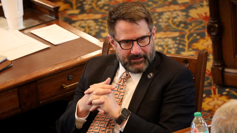 Kansas Senate bill mandates 911 personnel undergo training to help callers administer CPR
