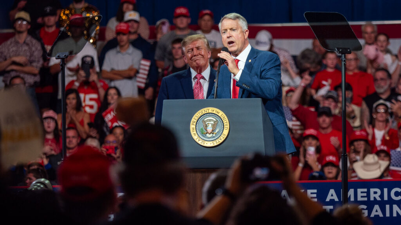 En un mitin en Kansas, Trump defiende el historial de Marshall y llama a Hamilton una ‘vergüenza’