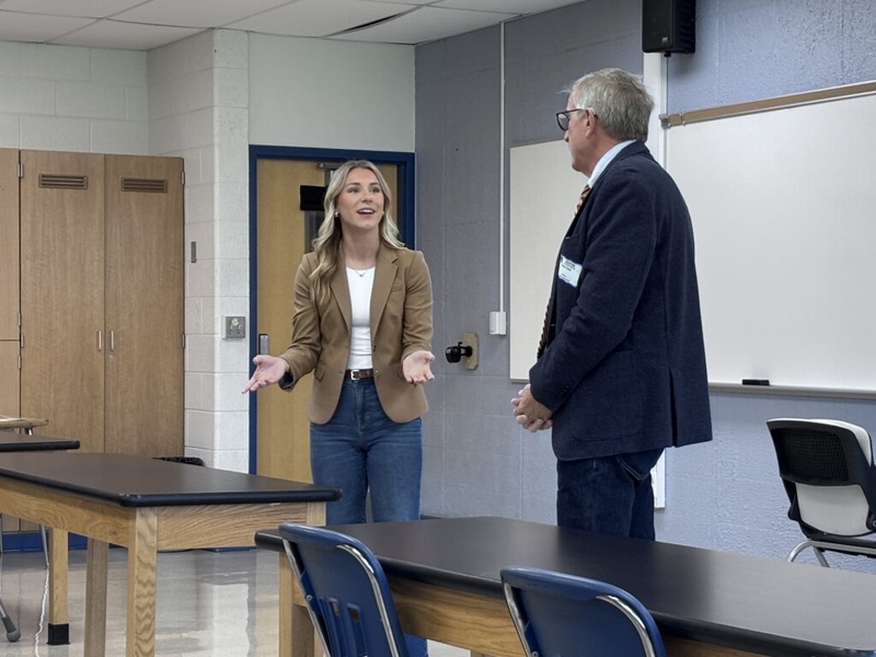 Michigan lawmakers discuss new classroom cell phone ban with students