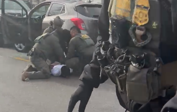 U.S. Border Patrol knees man in face in Minneapolis as other agents hold him down