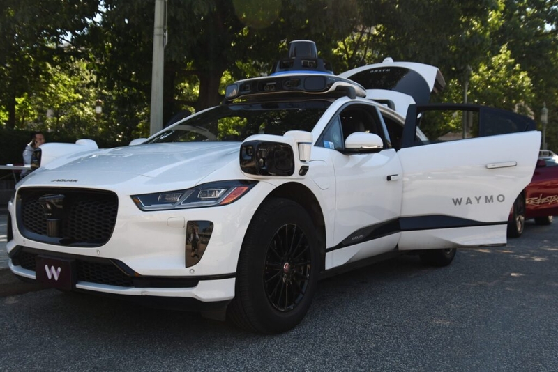 Minneapolis council advances proposal to mandate human drivers in robotaxis