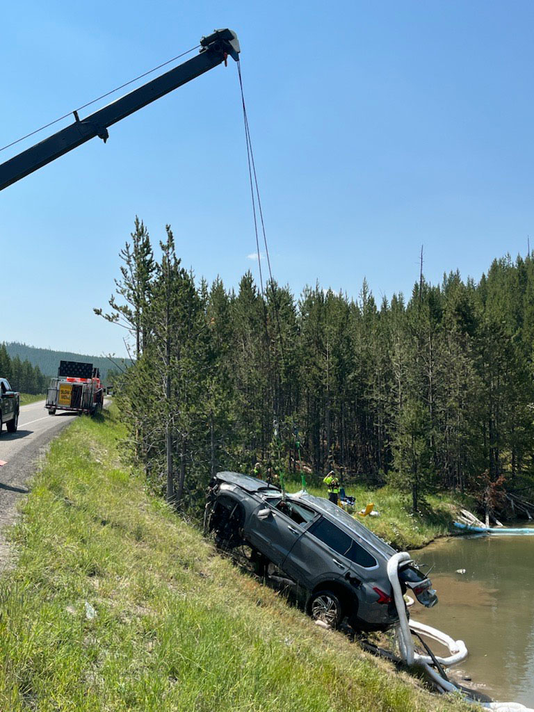 Car crashes into geyser in Yellowstone Park, five passengers survive