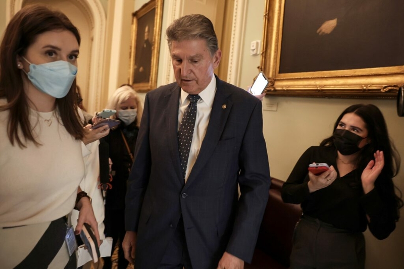 After Manchin pulls his energy permitting plan, Senate advances spending bill