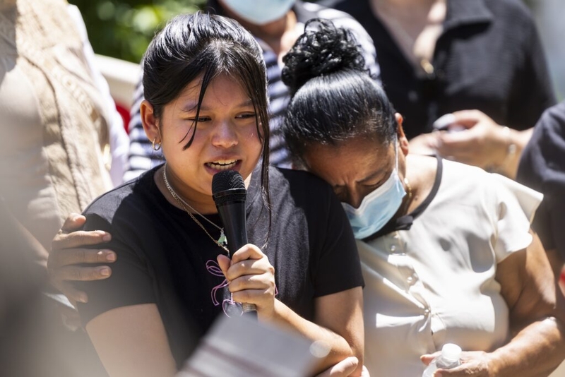 Community rallies after death of Plainfield man in ICE custody